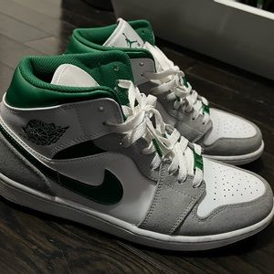 Authentic MENS SIZE 9
Air Jordan 1 Mid SE 'Grey Pine Green